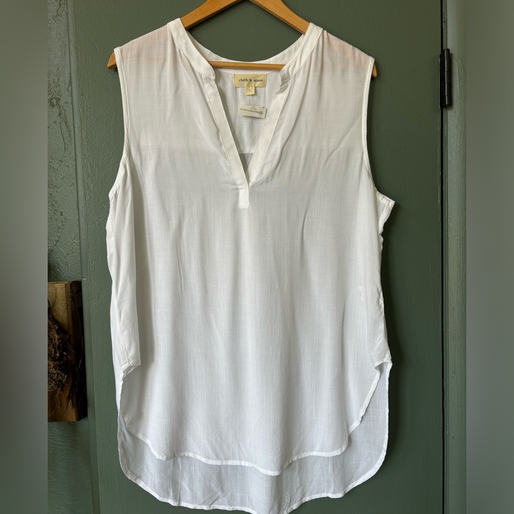 Cloth & Stone linen white, sleeveless v-neck blouse.